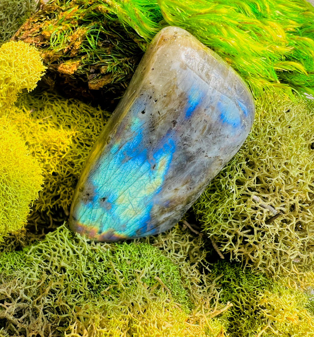 The Metaphysical Marvels of Labradorite: Uncovering Its Mystical Benefits