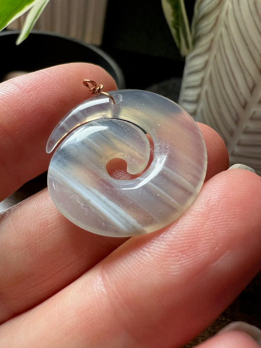 Exploring the Metaphysical Benefits of Agate: A Stone of Strength and Harmony